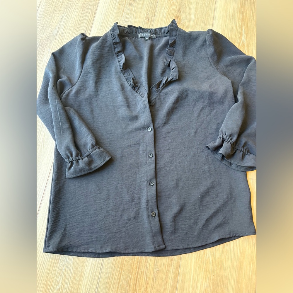 Gibson look Chic Navy Ruffle V-Neck Blouse Extra Small